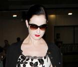 Dita Von Teese arrive chez elle de retour de l'aéroport de Los Angeles le 1er septembre 2010 
