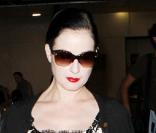 Dita Von Teese arrive chez elle de retour de l'aéroport de Los Angeles le 1er septembre 2010 