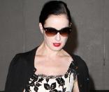 Dita Von Teese arrive chez elle de retour de l'aéroport de Los Angeles le 1er septembre 2010 