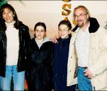 Laurent Fignon est décédé mardi 31 août 2010, des suites du cancer qu'il affrontait avec opinâtreté. Son fils Jérémy (photo : en 2000 avec son ex-épouse et leurs enfants) s'est confié au micro de Marc-Olivier Fogiel. 