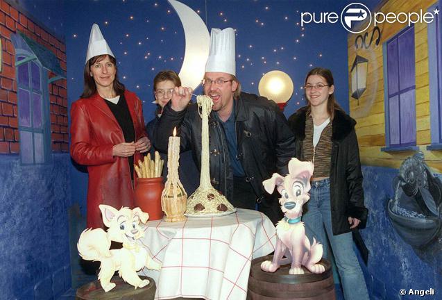 Laurent Fignon est décédé mardi 31 août 2010, des suites du cancer qu'il affrontait avec opinâtreté. Son fils Jérémy (photo : en 2001 avec son ex-épouse et leurs enfants) s'est confié au micro de Marc-Olivier Fogiel.