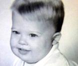 <p>Mais qui est cet adorable bébé ?</p>
<p><strong>Indice :</strong> Il est à son tour devenu papa à de nombreuses reprises !</p>