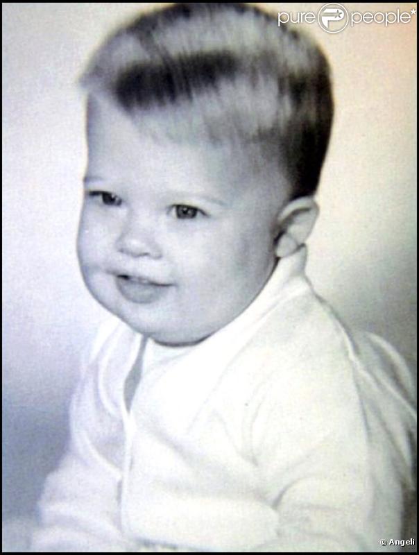 Mais qui est cet adorable bébé ? 
  Indice :  Il est à son tour devenu papa à de nombreuses reprises !