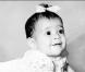 Mais qui est cet adorable bébé ?
Indice : Devenue bomba latina, elle fera craquer un célèbre milliardaire français.