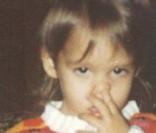  Mais qui est cet adorable bébé ? 
 Indice : Si petite, son look laissait à désirer, aujourd'hui elle est une vraie référence 