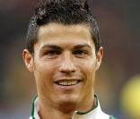 Après le hochet, le ballon rond ! Désormais, Cristiano Ronaldo est l'un des joueurs de foot les mieux payés de la planète !  
