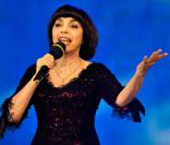 Plébiscitée par les Russes et dans les petits papiers de Vladimir Poutine, qui l'invite régulièrement, Mireille Mathieu recevait mardi 7 septembre 2010 la médaille du comité d'enquête du parquet pour le courage et la vaillance.