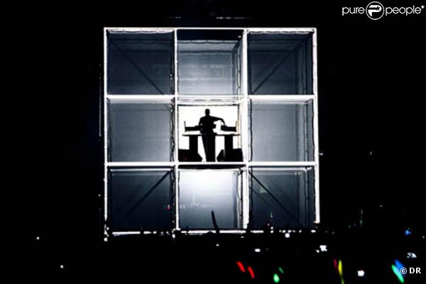 Reims accueillera du 1er au 8 octobre 2010 la 8e édition du festival Elektricity. Première tête d'affiche : le Lyonnais Etienne de Crécy, qui investira le parvis de la cathédrale avec son show Beats'N'Cubes.