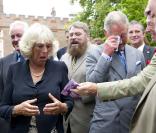 Clarence House, le 10 septembre 2010 : le prince Charles et Camilla Parker Bowles piquent un fou rire mémorable devant les 16 chats d'un orgue très spécial !