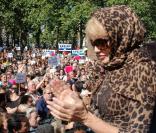 Arielle Dombasle lors de la manifestation en soutien à l'Iranienne Sakineh Mohammadi Ashtiani le 12 septembre 2010 à Paris