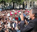 Bernard-Henri Lévy lors de la manifestation en soutien à l'Iranienne Sakineh Mohammadi Ashtiani le 12 septembre 2010 à Paris
