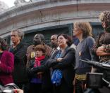 Bernard-Henri Lévy et Jane Birkin et Arielle Dombasle lors de la manifestation en soutien à l'Iranienne Sakineh Mohammadi Ashtiani le 12 septembre 2010 à Paris