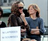 Arielle Dombasle et Jane Birkin lors de la manifestation de soutien à Sakineh Mohammadi Ashtiani à Paris le 12 septembre 2010 