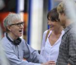 Carla Bruni sur le tournage de Minuit à Paris sous la direction de Woody Allen en juillet 2010