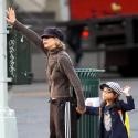 Meg Ryan, encore mal habillée, au côté de son adorable fille... qui tente de l'imiter !