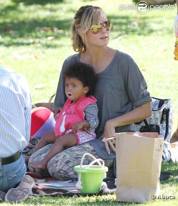 Heidi Klum et ses enfants Leni, Lou, Johan et Henry au parc, à Beverly Hills, le 19 septembre 2010