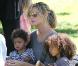 Heidi Klum et ses enfants Leni, Lou, Johan et Henry au parc, à Beverly Hills, le 19 septembre 2010
