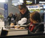 Dannii Minogue et Kris Smith, et leur fils Ethan à l'aéroport de Melbourne, le 20 septembre 2010