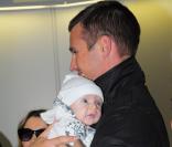 Dannii Minogue à l'aéroport d'Heathrow avec son homme et son petit garçon, le 21 septembre 2010