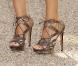 Sarah Jessica Parker et ses formidables chaussures au défilé Burberry à Londres le 21/09/10
