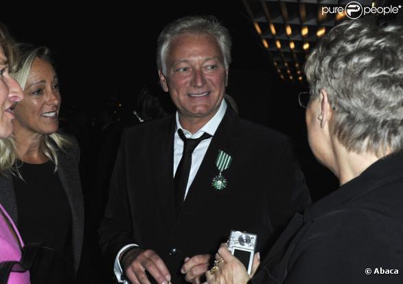 Laurent Boyer reçoit des mains d'Alain-Dominique Perrin les insignes de Chevalier dans l'Ordre national du Mérite le 23 septembre 2010 dans les studios de M6 à Neuilly-sur-Seine 
