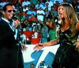 Fergie et Marc Anthony chantent l'hymne national américain, lors du match de football américain des Miami Dolphins contre l'équipe des New York Jets, le 26 septembre à Miami 
