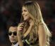 Fergie et Marc Anthony chantent l'hymne national américain, lors du match de football américain des Miami Dolphins contre l'équipe des New York Jets, le 26 septembre à Miami