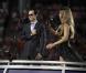 Fergie et Marc Anthony chantent l'hymne national américain, lors du match de football américain des Miami Dolphins contre l'équipe des New York Jets, le 26 septembre à Miami