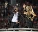Fergie et Marc Anthony chantent l'hymne national américain, lors du match de football américain des Miami Dolphins contre l'équipe des New York Jets, le 26 septembre à Miami