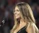 Fergie et Marc Anthony chantent l'hymne national américain, lors du match de football américain des Miami Dolphins contre l'équipe des New York Jets, le 26 septembre à Miami