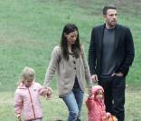 Ben Affleck et Jennifer Garner avec leurs deux filles Violet et Seraphina dans un parc à Beverly Hills, le 19 septembre 2010