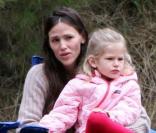 Ben Affleck et Jennifer Garner avec leurs deux filles Violet et Seraphina dans un parc à Beverly Hills, le 19 septembre 2010