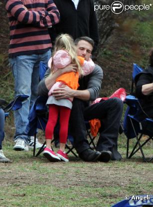Ben Affleck et Jennifer Garner avec leurs deux filles Violet et Seraphina dans un parc à Beverly Hills, le 19 septembre 2010