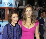 Elizabeth Hurley se rend au New York Stock Exchange en compagnie d'Evelyn Lauder pour sonner la fin des échanges, et donner le coup d'envoi du mois de lutte contre le cancer du sein, le vendredi 1er octobre.