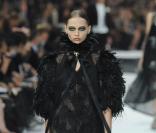Sasha Pivovarova défile pour Chanel à Paris, le 5 octobre 2010