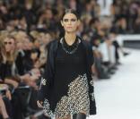 Bianca Balti défile pour Chanel à Paris, le 5 octobre 2010