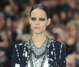 Freja Beha Erichsen défile pour Chanel à Paris, le 5 octobre 2010