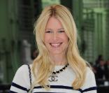 Claudia Schiffer lors du défilé Chanel à Paris, le 5 octobre 2010