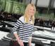 Claudia Schiffer lors du défilé Chanel à Paris, le 5 octobre 2010