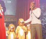 Les jumeaux d'Elodie Gossuin, Rose et Jules, 2 ans et demi, aux côtés de Jean-Luc du Roi Lion, dans l'émission  Dans l'univers de... , sur France 2 