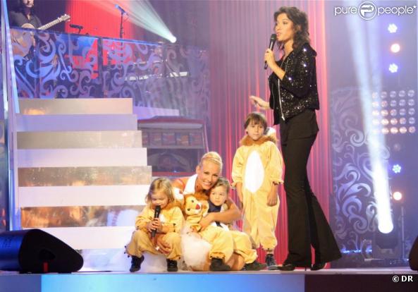 Elodie Gossuin et ses adorables jumeaux Rose et Jules, 2 ans et demi, dans l'émission Dans l'univers de... présentée par Laurie Cholewa (ici présente) sur France 2 
