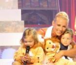 Elodie Gossuin et ses adorables jumeaux Rose et Jules, 2 ans et demi, dans l'émission Dans l'univers de... présentée par Laurie Cholewa (ici présente) sur France 2 