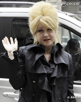 Cyndi Lauper arrive dans les studios de la BBC Radio à Londres le 5 octobre 2010