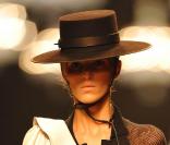 Anja Rubik défile pour Hermès à Paris, le 6 octobre 2010 