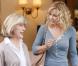 Rachel McAdams avec Mimi Kennedy, sur le tournage de Minuit à Paris , de Woody Allen, à Paris, le 11 août 2010.