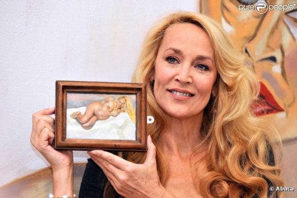 Jerry Hall pose devant le tableau Eight Months Gone de Lucian Freud, estimé à 340 000 euros, une partie de sa collection qui sera vendue le 15 octobre prochain, le 7 octobre à Londres  