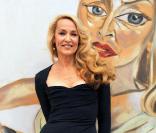 Jerry Hall pose devant le tableau Jerry Hall de Francesco Clemente, estimé à 115 000 euros, une partie de sa collection qui sera vendue le 15 octobre prochain, le 7 octobre à Londres  