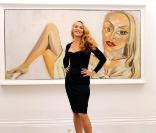 Jerry Hall pose devant le tableau Jerry Hall de Francesco Clemente, estimé à 115 000 euros, une partie de sa collection qui sera vendue le 15 octobre prochain, le 7 octobre à Londres  