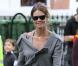 Le top model australien Elle Macpherson "loose" et stylée avec ses ballerines, son gros gilet et ses Wayfarer de chez Ray-Ban sur le nez.