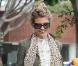 AnnaLynne McCord, dans un look parfait fait d'un chemisier élégant porté sous un blazer kaki, avec des chaussettes hautes, une paire de bottes en cuir marron, le tout accessoirisé d'un sautoir, et d'un foulard imprimé léopard Tolani Cheetah.
